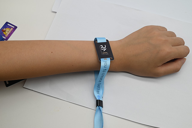 ��������ʶ�𿨵Ļ���������һ��ƽ��PVC����������������Ҳ�����Ǵſ�